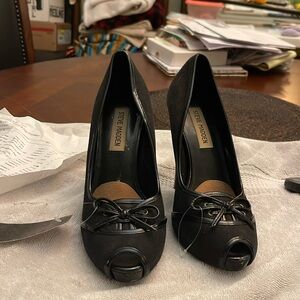 Steve Madden Peep Toe Heels, black! Size 6 / 36-37 / 4” heel
Make me an offer!